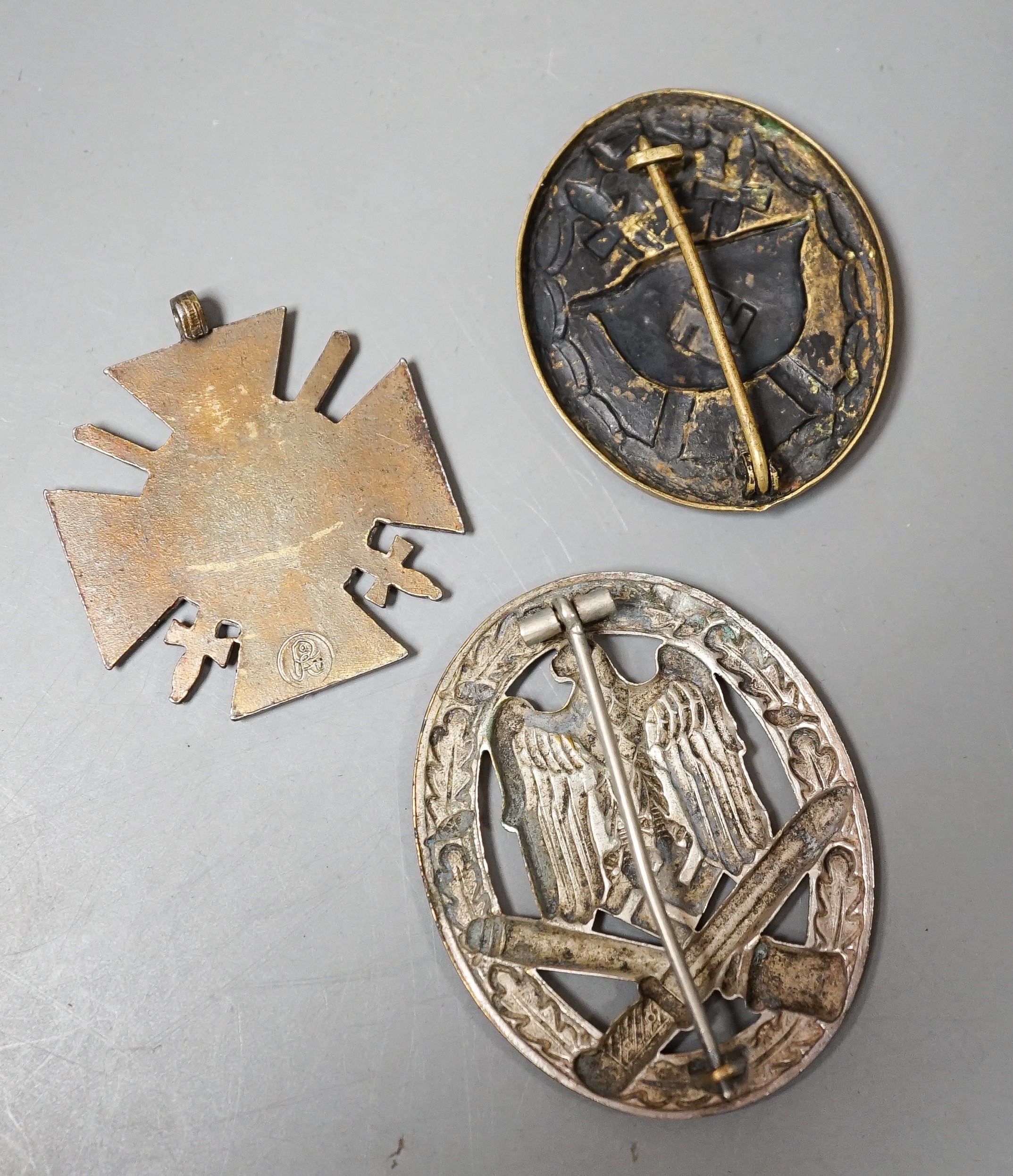 A WW2 German Army / Waffen-SS General Assault Combat Badge in Silvered brass and a Third Reich Wound Badge in Gilt, together with a WW1 German 1914-1918 cross (3)